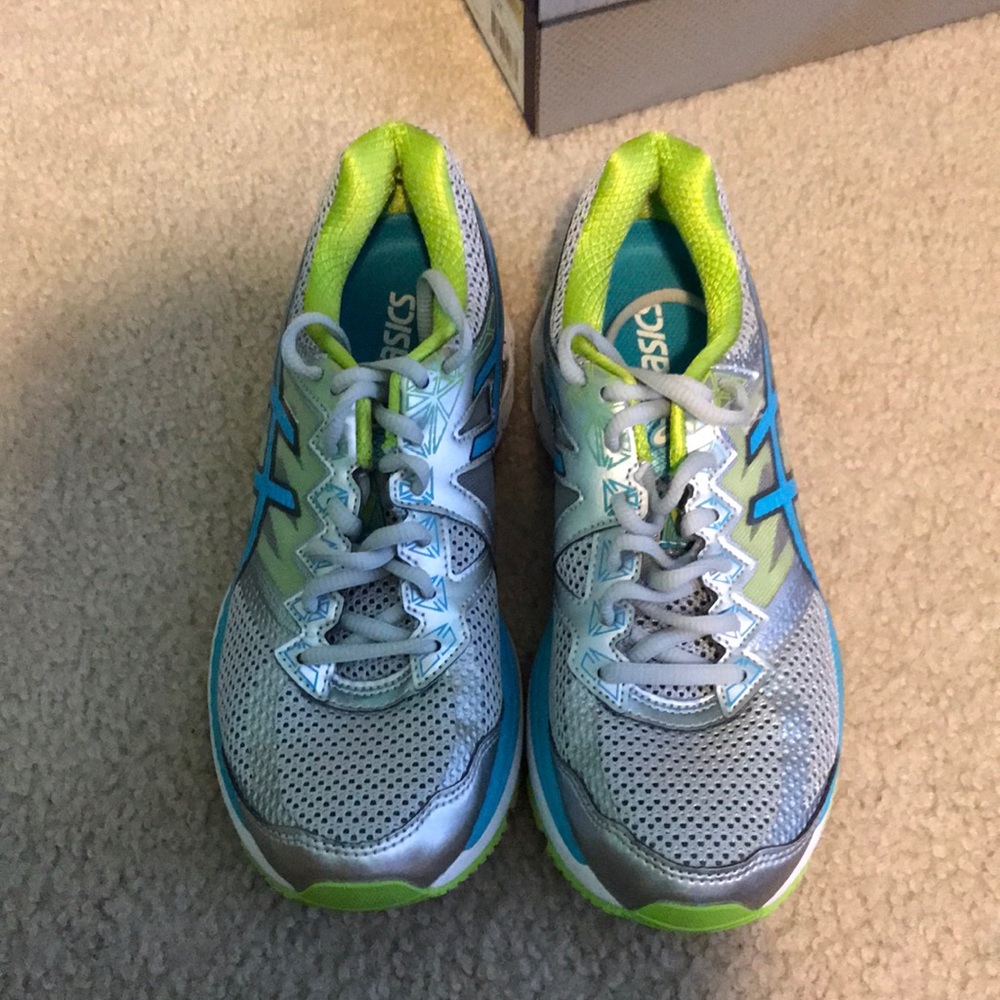 New ASICS - Picture 2 of 5